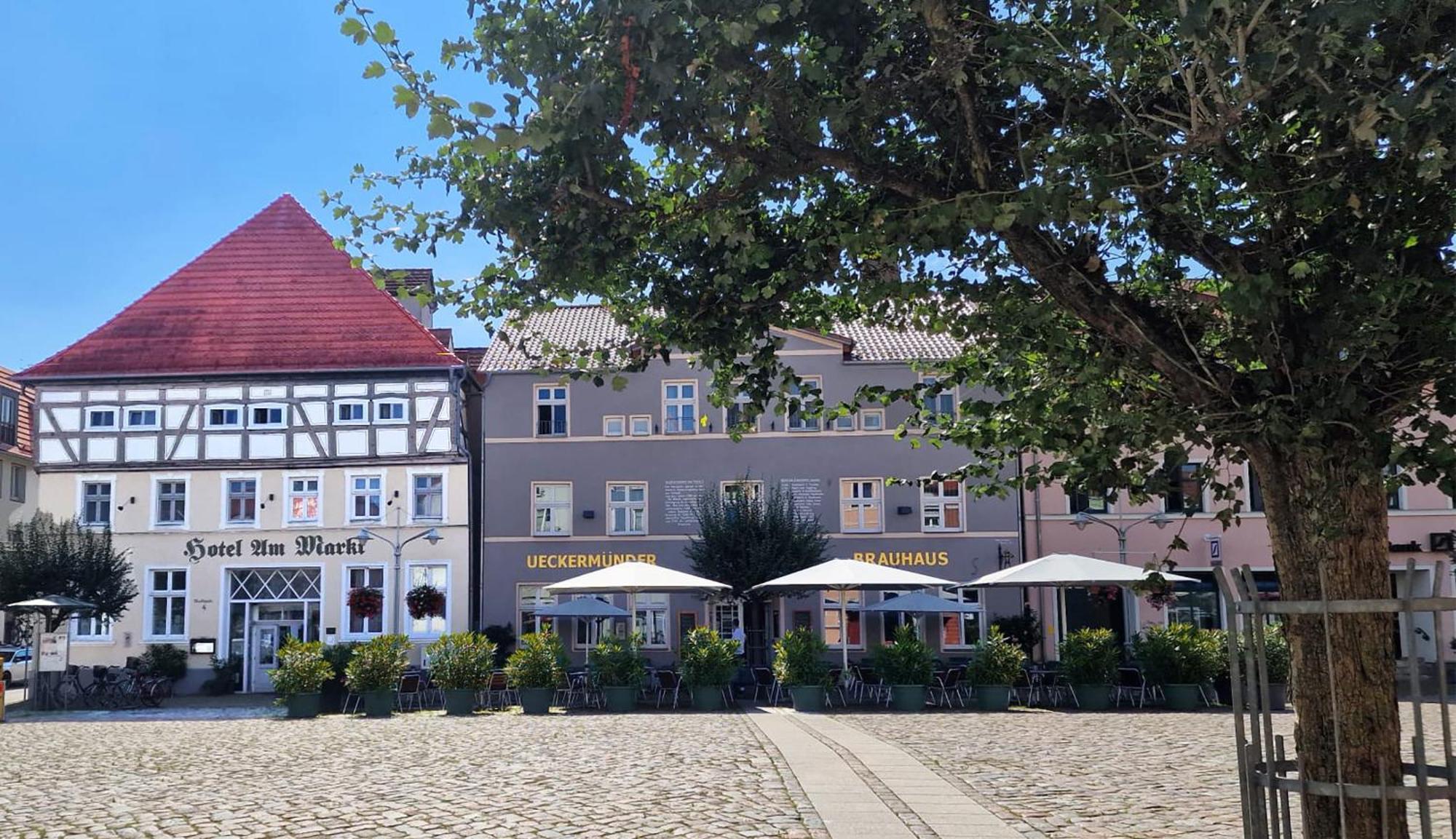 Hotel Am Markt & Brauhaus Stadtkrug Ueckermünde Exterior foto